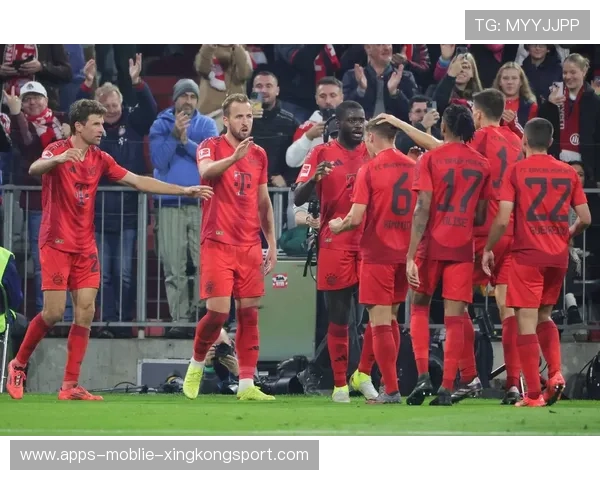 拜仁整体推进如风，凯恩禁区内抓住所有缝隙